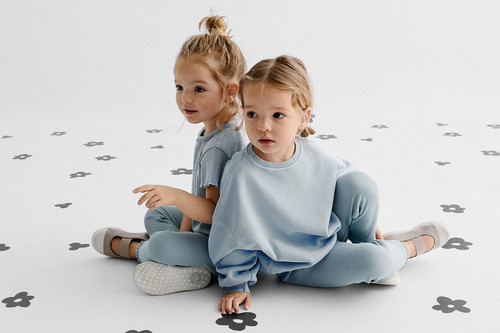 Zara tiene en su nueva colección de bebés y niños las prendas más cómodas y bonitas para pasar la cuarentena en casa