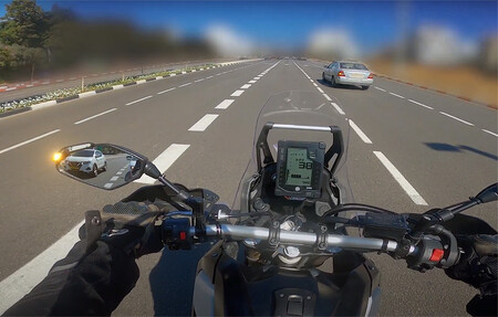 Esta tecnología avisa si hay vehículos en los puntos ciegos y de posibles accidentes, y vale para cualquier moto