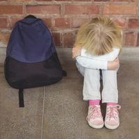 "Tiene el cerebro cascado": denuncian a cuatro profesoras por burlarse de una niña de siete años con autismo