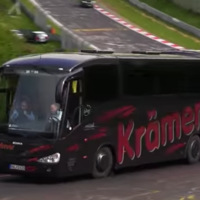 El Nürburgring no solo es para autos ¿A que nunca viste un autobús hacer vuelta rápida?