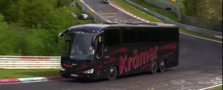 El Nürburgring no solo es para autos ¿A que nunca viste un autobús hacer vuelta rápida?