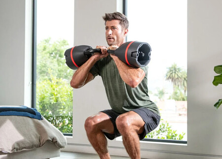 La kettlebell de Bowflex que reúne 6 modelos en 1, disponible a precio rebajado