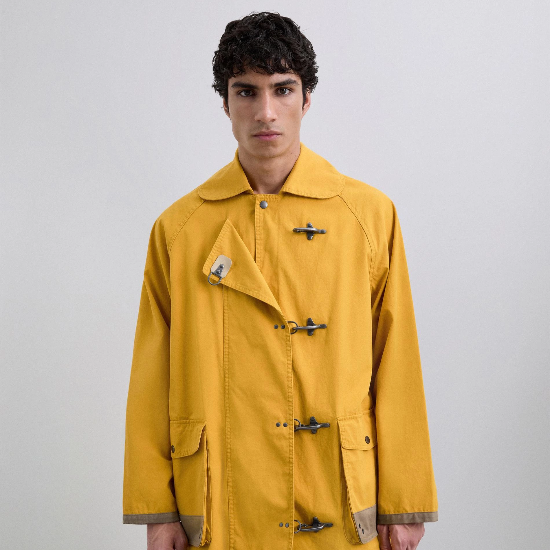 Parka de hombre corte oversize con manga ranglan y cuello redondeado de estilo camisa

