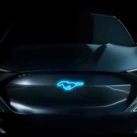 Ford hace eco del Mustang eléctrico en plena noche del Tesla Model Y, esto es lo que sabemos al momento 
