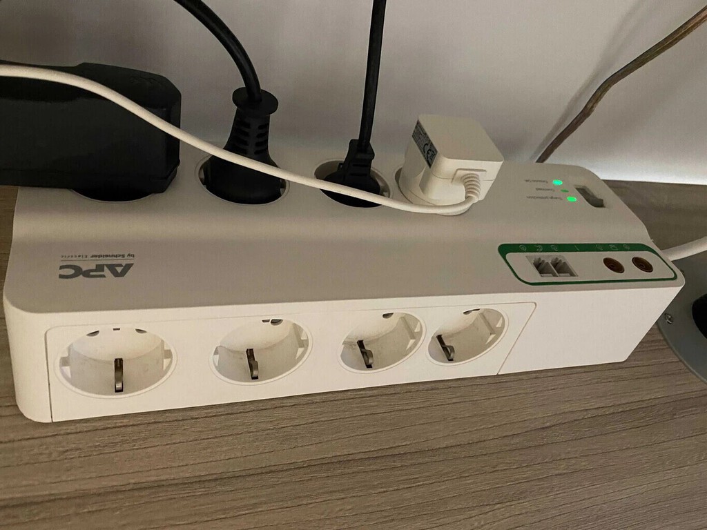 Tres motivos por los que apagar tu Smart TV cada día desde una regleta no es buena idea 