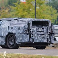 Parece una furgoneta de reparto, pero es el primer Ferrari eléctrico de la historia. Tranquilidad, solo es camuflaje (esperamos)