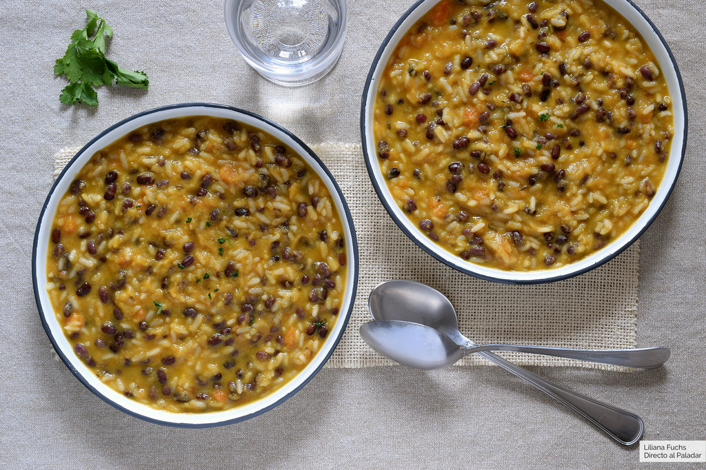 Judías azuki con crema de verduras, arroz y miso: receta vegana completa y sabrosa