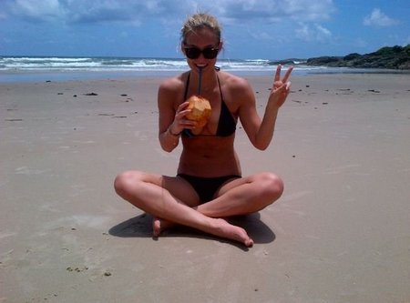 Al mal tiempo...una de Bar Refaeli en bikini