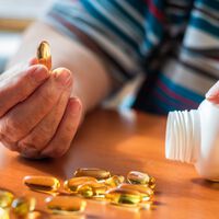 É por esse motivo impressionante que médicos recomendam tomar vitamina D na meia-idade: frear os sinais do Alzheimer 