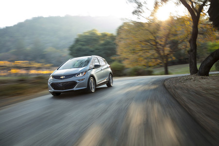 ¡La rebelión de las máquinas! O cuando un Chevrolet Bolt se pone en marcha él solito (y se choca, claro)