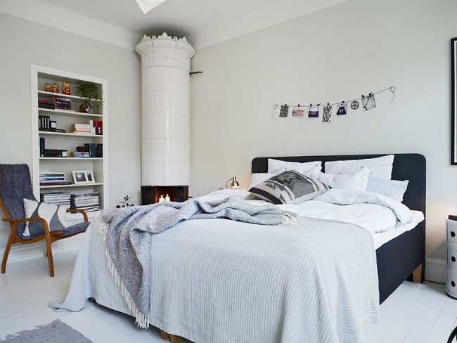Espacios que inspiran: un dormitorio blanco y azul marino