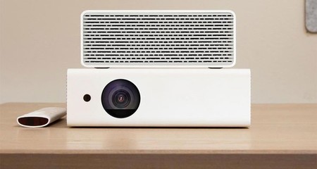 ¿Las pulgadas de tu "tele" se quedan cortas? Prueba las 300 que permite este proyector de Xiaomi, el iNovel Me2