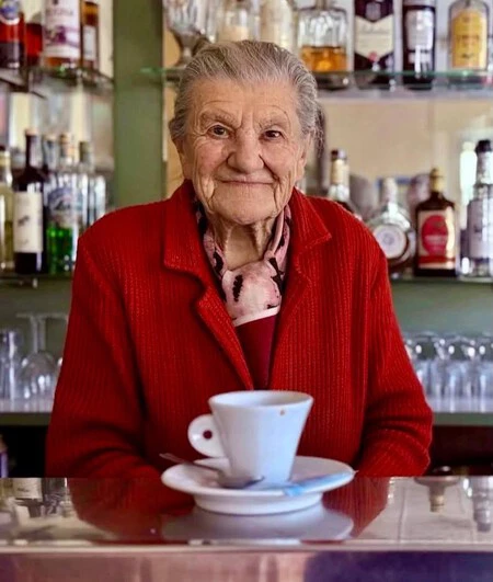 Anna Tiene 101 Anos Y Trabaja En El Bar Desde Los 18 Come Diez Gramos De Espaguetis Con Ajo Aceite Y Guindilla
