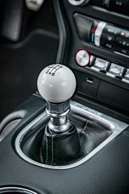 Ford Mustang Bullitt palanca cambios