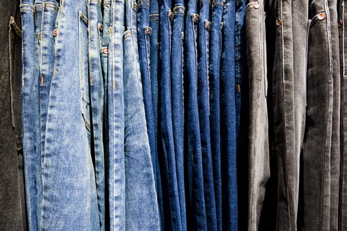 Prendas De Ropa En Una Tienda 1
