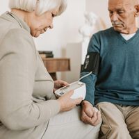 México envejece y su principal reto ya no es la edad: es la hipertensión y la diabetes 