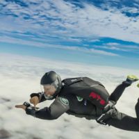 Land Rover presenta un plegado de asientos con control remoto... a prueba de paracaidistas