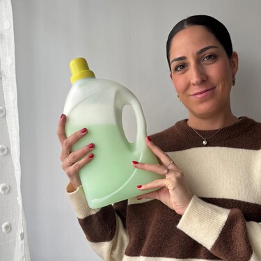 El truco definitivo de experta para limpiar el sofá y que quede impecable