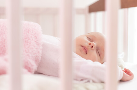 Cómo conseguir que el bebé duerma mejor por las noches, y los padres también