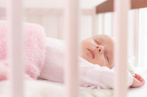 Cómo conseguir que el bebé duerma mejor por las noches, y los padres también