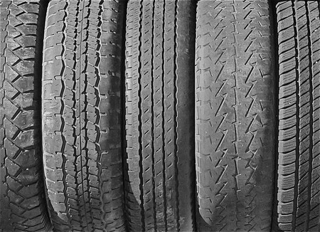 El vistazo para comprobar que los neumáticos del coche de segunda mano que quieres comprar están bien