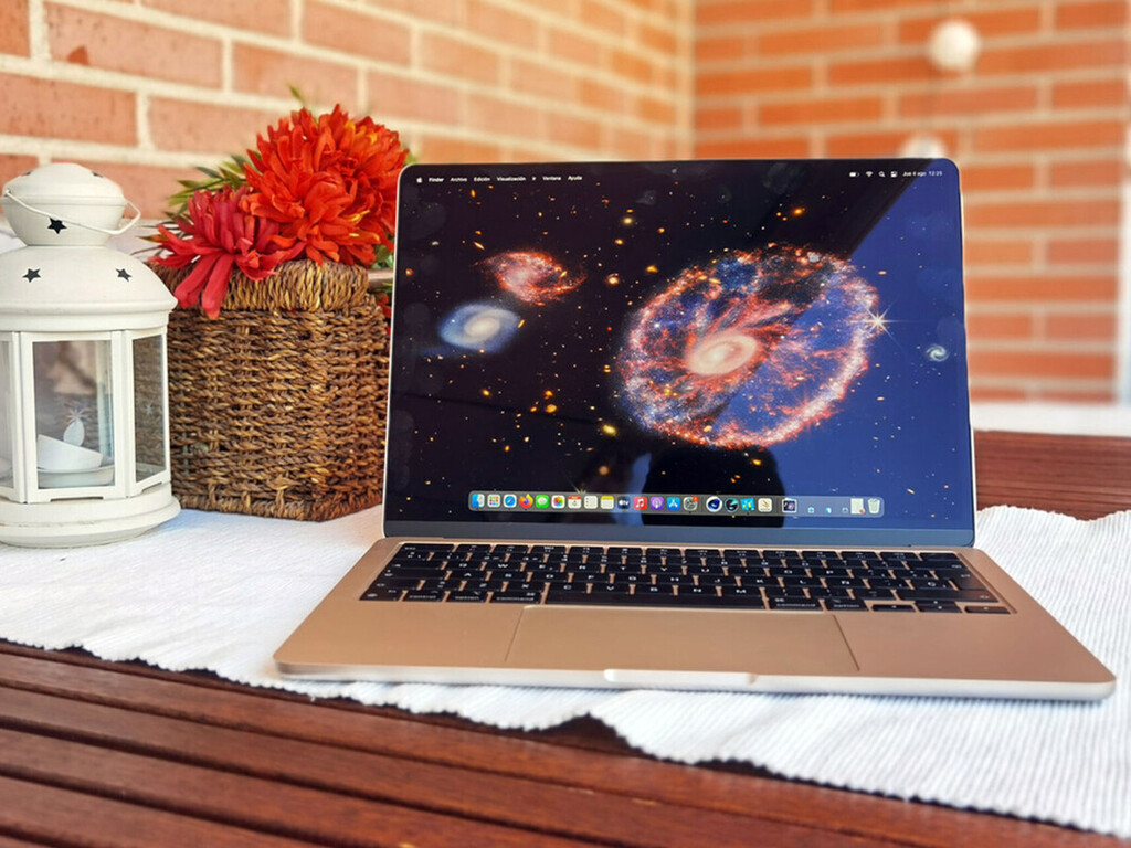 El MacBook Air que PcComponentes está liquidando de cara a la vuelta al cole viene con el Magic Mouse de Apple de regalo