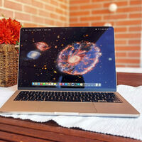 El MacBook Air que PcComponentes está liquidando de cara a la vuelta al cole viene con el Magic Mouse de Apple de regalo