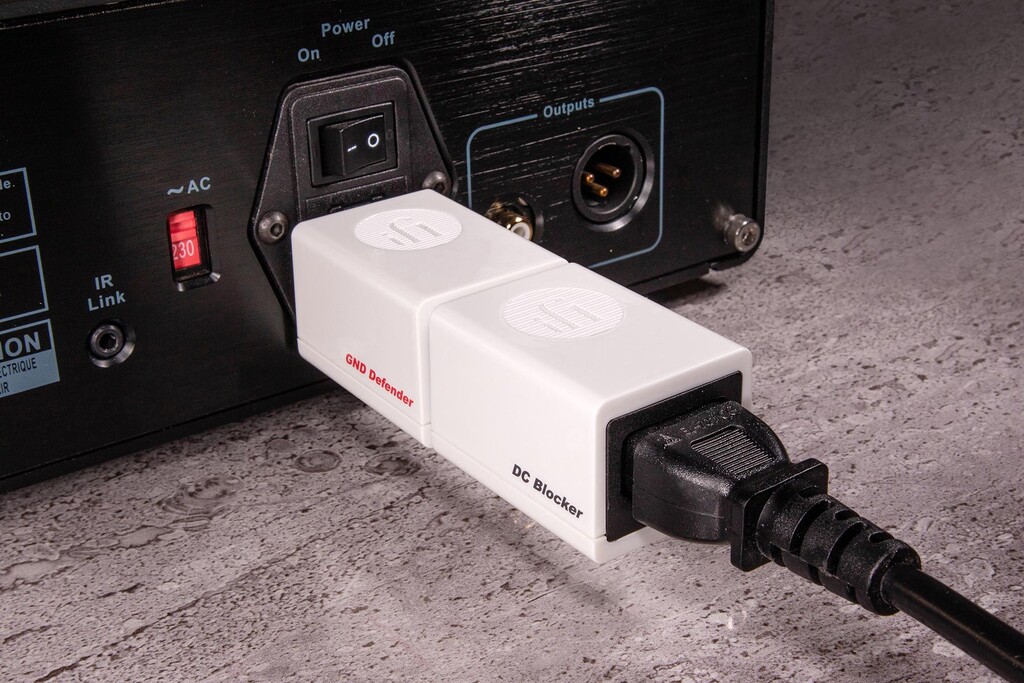 ¿Escuchas zumbidos en tu tele o equipo de sonido? Los nuevos adaptadores DC Blocker y GND Defender de iFi prometen eliminarlos