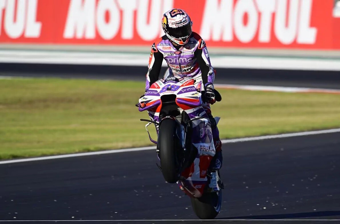 Jorge Martín alarga el mundial hasta el último día y Marc Márquez caza podio en la sprint de Valencia