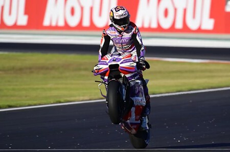 Jorge Martín alarga el mundial hasta el último día y Marc Márquez caza podio en la sprint de Valencia