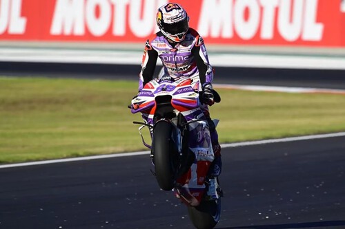 Jorge Martín alarga el mundial hasta el último día y Marc Márquez caza podio en la sprint de Valencia