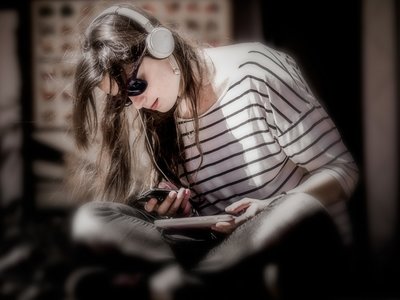 Por qué hay gente viendo series y escuchando podcasts a 1,5x 
