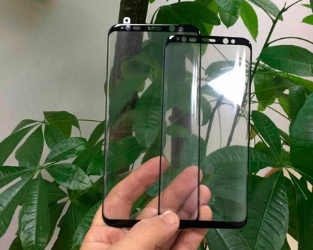 No, lo de la foto no es el panel delantero del Galaxy S8, son protectores de pantalla
