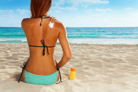 Desmintiendo algunos falsos mitos sobre cómo tomar el sol