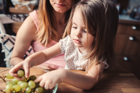 Los 17 alimentos que más atragantamientos provocan en niños y cómo ofrecerlos para evitarlo