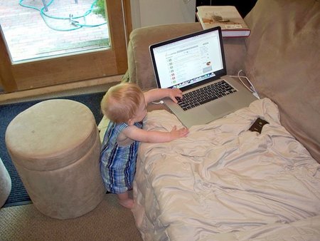 Europa pide que se alejen a los niños de los móviles y las redes wi-fi