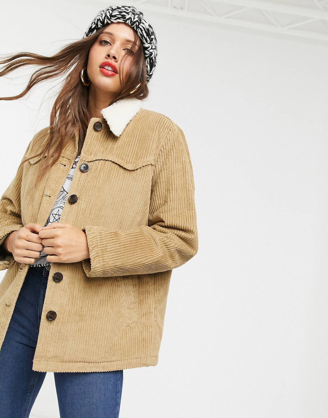 Chaqueta estilo boyfriend de pana con cuello de borreguito