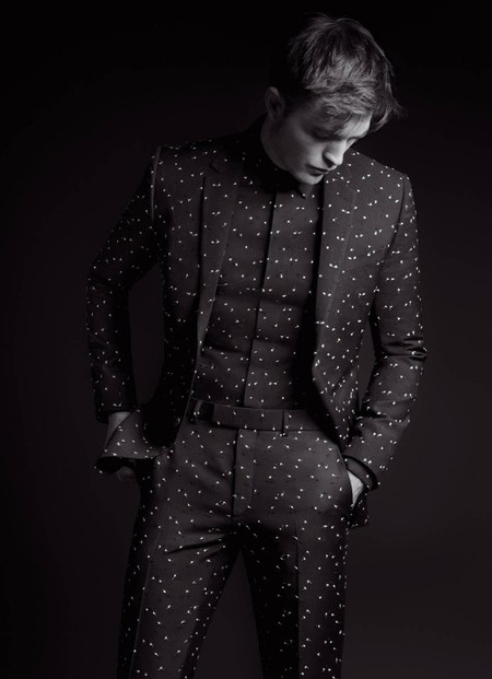 Robert Pattinson regresa como el ícono que es para la colección Black Carpet de Dior Homme