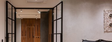 Varios expertos coinciden: instalar puertas de suelo a techo es un buen recurso para que una casa parezca más alta 