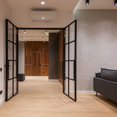Varios expertos coinciden: instalar puertas de suelo a techo es un buen recurso para que una casa parezca más alta 