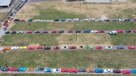 2,100 autos deportivos marchan en caravana para cumplir el último deseo de un pequeño