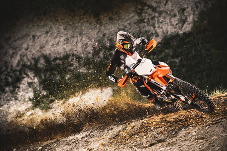 La nueva gama KTM SX de motocross estrena un sistema de ajuste de sus motos mediante app para el móvil (y mucho más)
