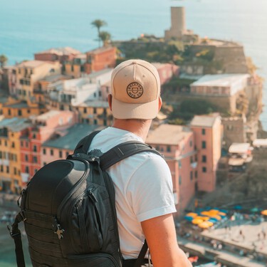 Muchos hombres buscan el amor fuera de su país: los "passport bros" esperan encontrar pareja llevando la ideología de la manosfera en la maleta 