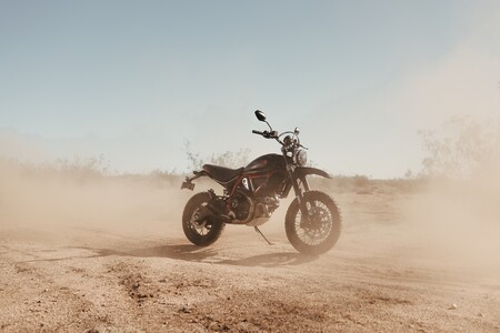 Ducati Scrambler Desert Sled Fasthouse: aires de carreras para la Scrambler más gamberra, por 12.690 euros