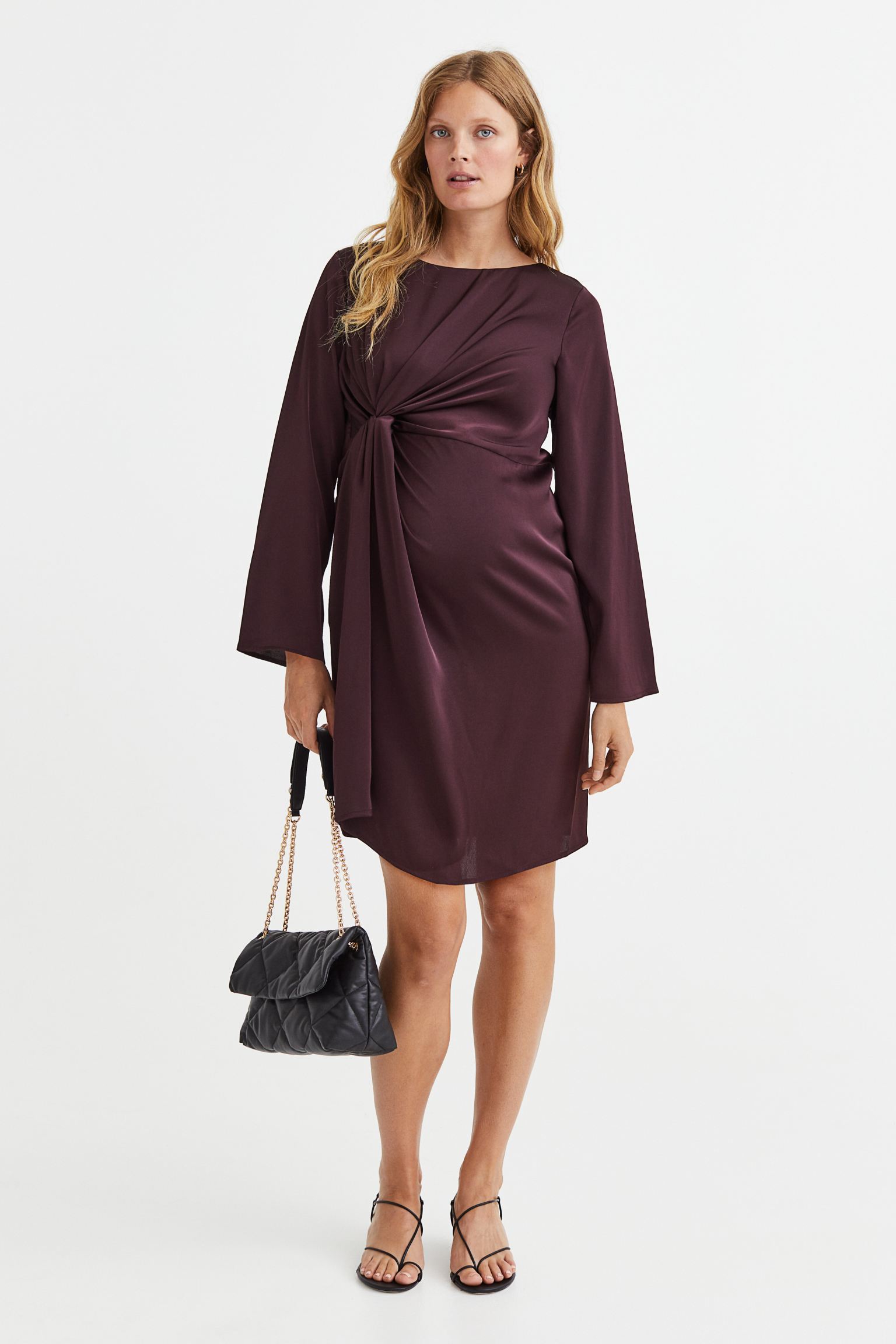 Vestido corto en tejido fluido de satén con bajo recto. Modelo de manga larga con escote barco, nudo decorativo delante para un efecto drapeado y cremallera oculta detrás con cierre de corchete arriba. Sin forrar.