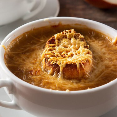 La sopa de ajo tradicional con pan y huevo se hace en menos de 30 minutos: este es el paso a paso