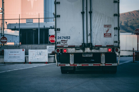 Camión en centro logístico (Foto: Craig Adderley)