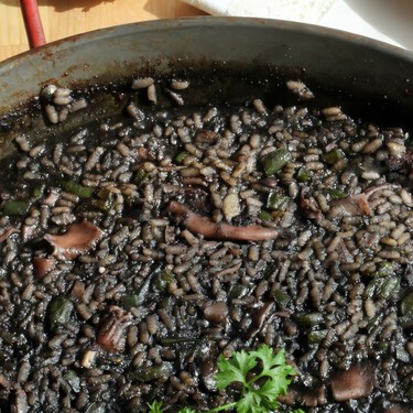 Arroz negro con chipirones, receta familiar digna de un día especial