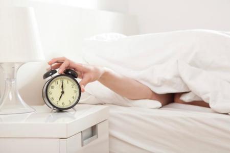 Empezar a trabajar más tarde para dormir más: los expertos lo recomiendan