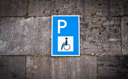 La DGT llama al civismo en su nueva campaña: no aparques en plazas para personas con discapacidad si no lo eres